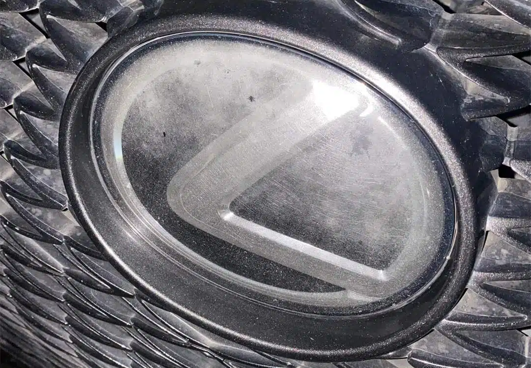 How to Clean Lexus Emblem
